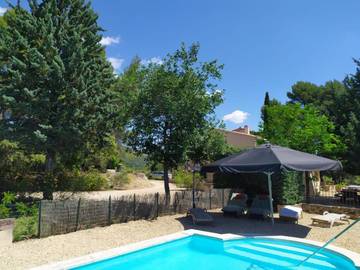 Gîte pour 2 personnes, avec terrasse ainsi que jardin et vue à Peypin-d'Aigues