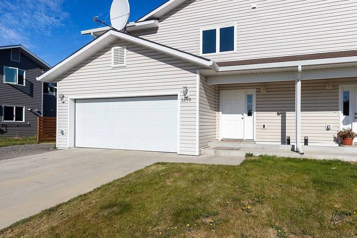 Vacation rental for 10 people, with yard in Fairbanks