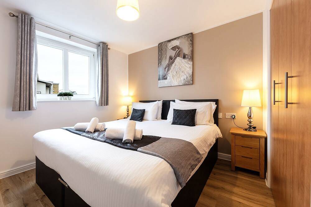Entire apartment, City Centre Modern,Spacious 2 Bedrooms, 2 Bathrooms Apartment,Lift,Carpark in Leith, Edinburgh