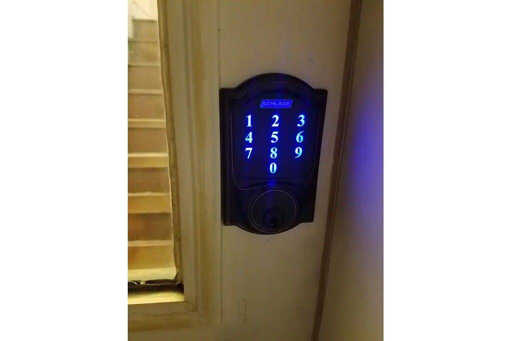 Cape Cod Loft + King Bed in Madison, Dane County