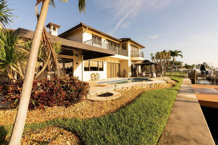 Vacation rental for 10 people, with yard, kid friendly in Deerfield Beach