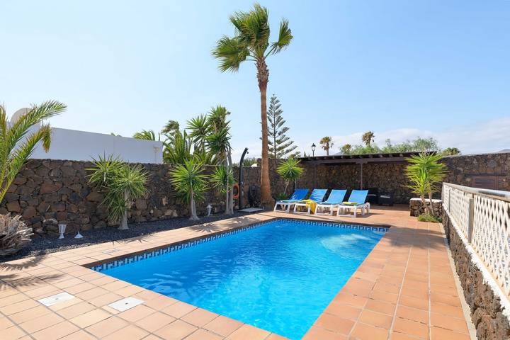 Villa voor 4 personen, with terras and zwembad as well as tuin in Puerto del Carmen