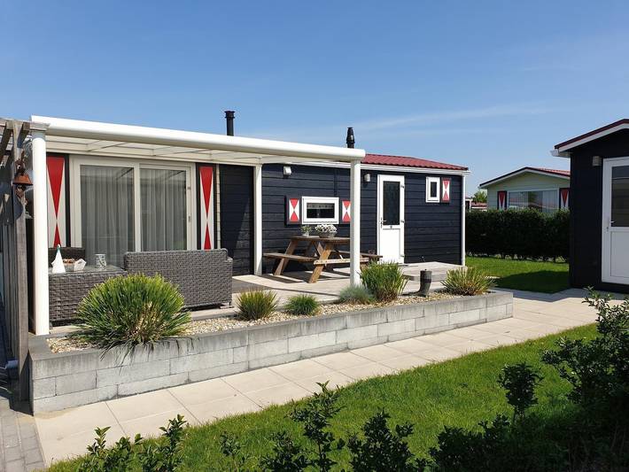 Chalet für 4 Personen, mit Terrasse und Balkon/Terrasse in Serooskerke