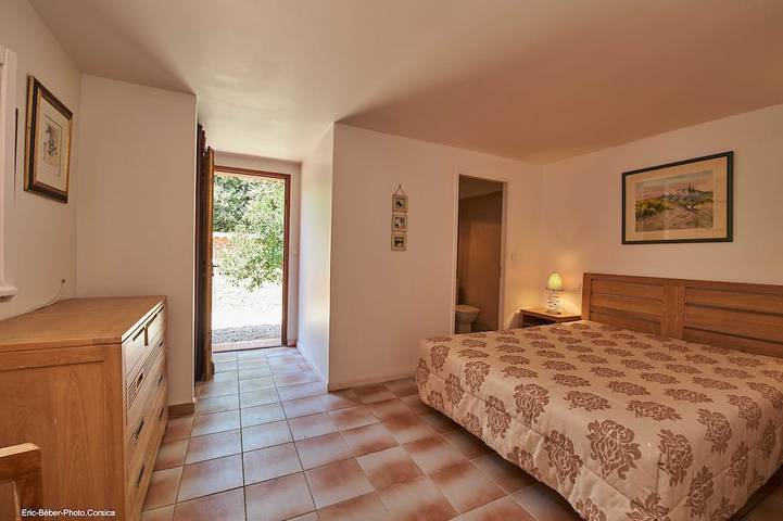 Location de vacances pour 6 personnes, avec jardin et terrasse ainsi que piscine et jacuzzi à Sarrola-Carcopino - 2