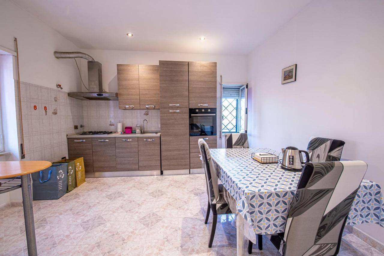 Appartamento intero, Two-Bedroom Apartment in Casal Morena, Roma