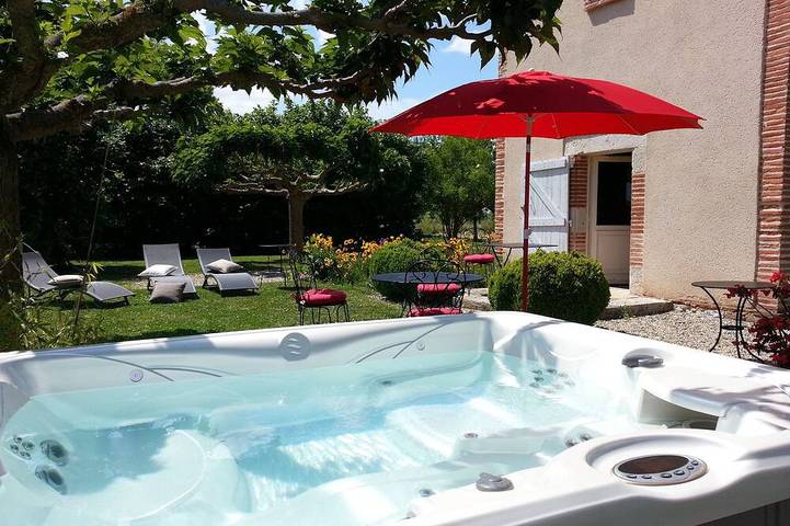 Gîte pour 3 personnes, avec Jacuzzi ainsi que Terrasse et Jardin à Pommevic