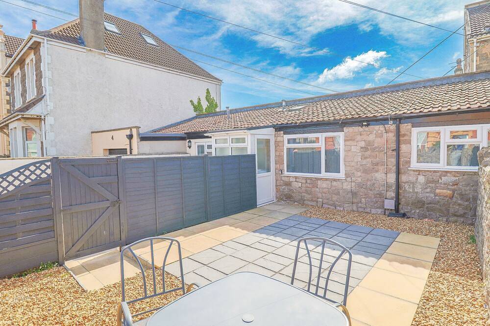 1 bed bungalow, sleeps 4, 50 meters from the beach with off road parking. in Weston-Super-Mare, North Somerset