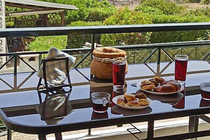 Ferienwohnung für 4 Personen, mit Balkon und Garten in Anavyssos