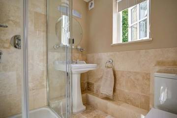 Log Cabin for 2 People in Burford, The Cotswolds, Photo 3