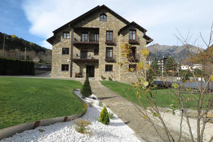 Casa rural para 4 personas, con jardín y vistas en Bielsa - 2
