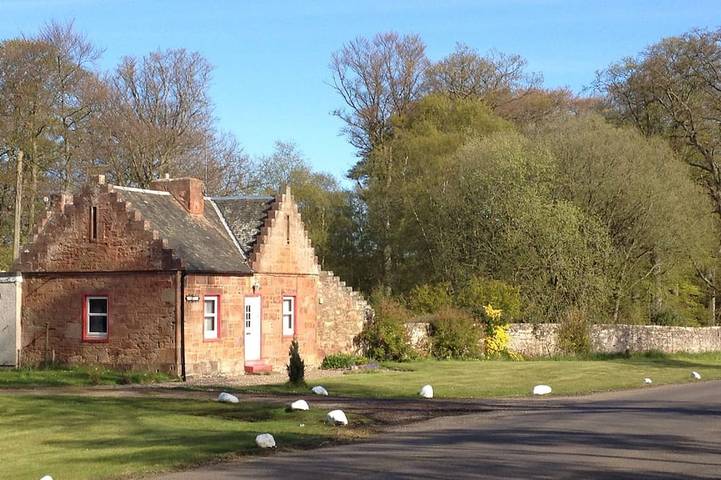 Cottage for 5 people, with garden, with pets in Angus