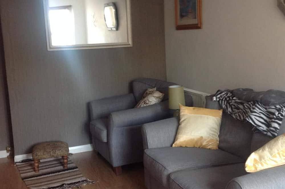 Cosy 2 bedroom cottage. Parking and sunny garden. 3 mins from beautiful harbour. in Porthleven, Cornwall