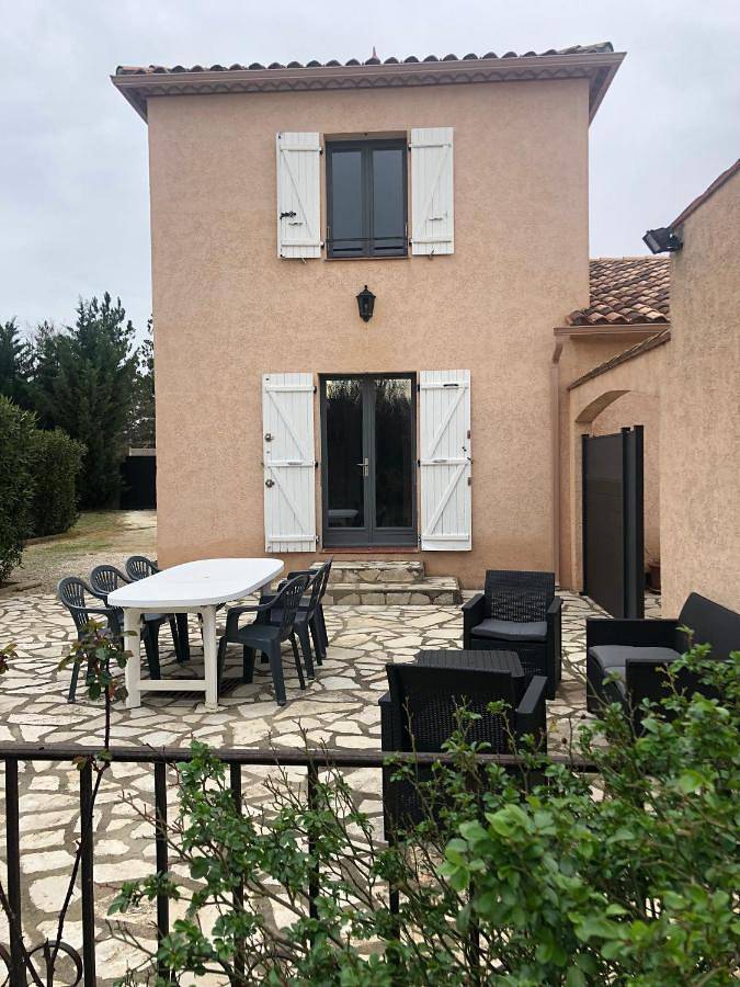 Location de vacances pour 6 personnes, avec jardin ainsi que piscine et vue à Passa