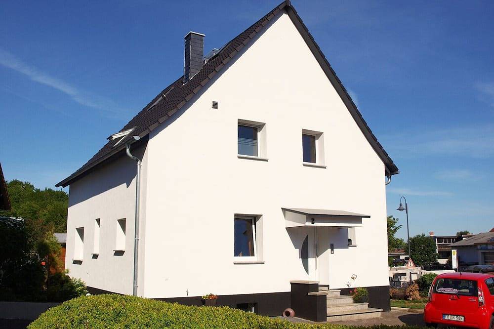 Entire apartment, Nice apartment centrally located in the Rhine-Main area in Schöneck, Main-Kinzig-Kreis