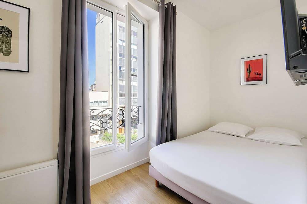 Entire apartment, Beautifully furnished cosy studio with a street view in Ivry-sur-Seine, Val-de-Marne