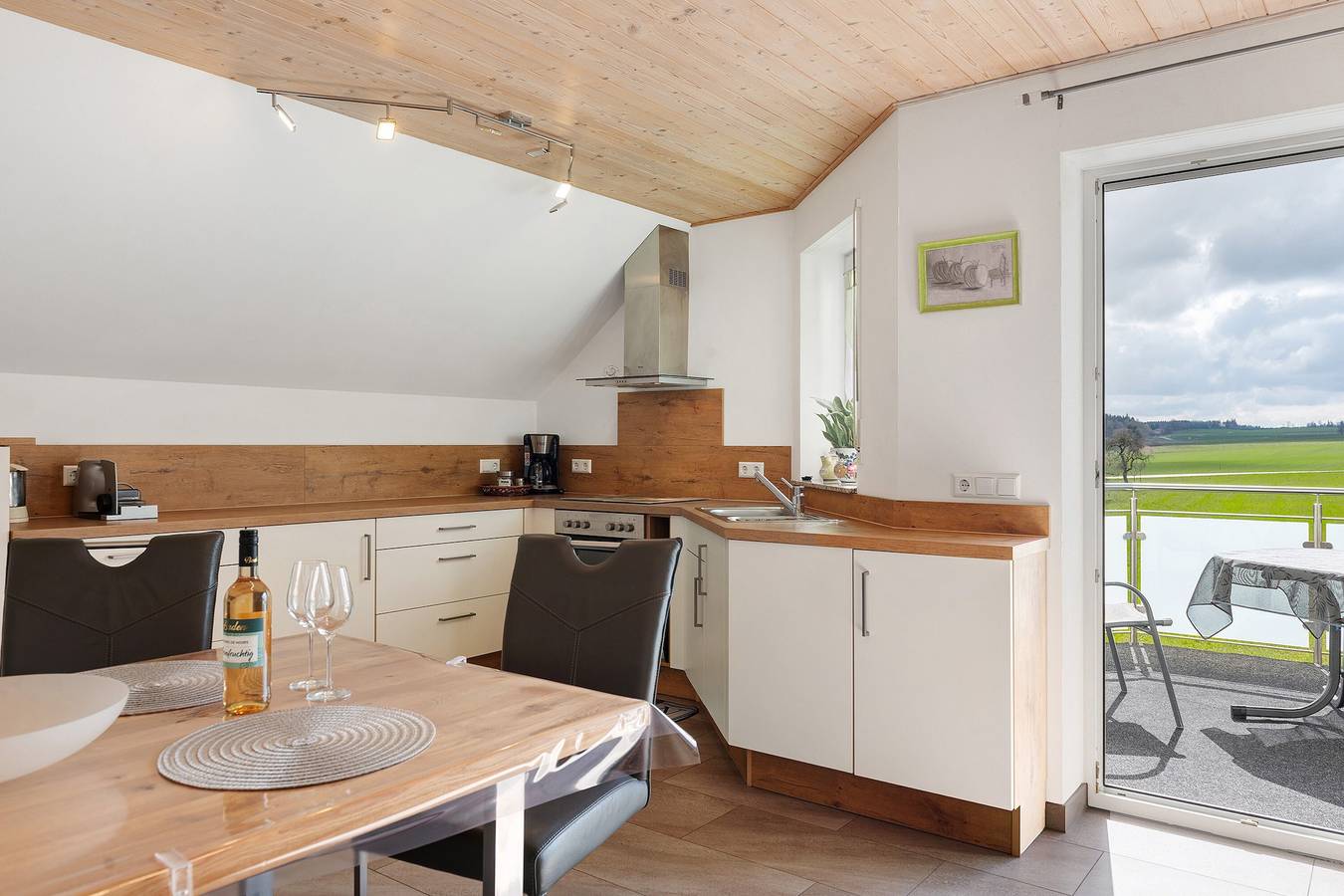 Ganze Wohnung, Gemütliche Ferienwohnung im Dachgeschoss "Vogelsang" mit Bergblick, Wlan & Balkon in Herdwangen-Schönach, Region Bodensee-Oberschwaben