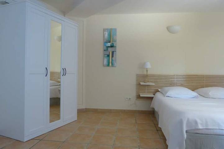 Location de vacances pour 3 personnes, avec terrasse ainsi que piscine et jardin à Laudun-l'Ardoise - 2