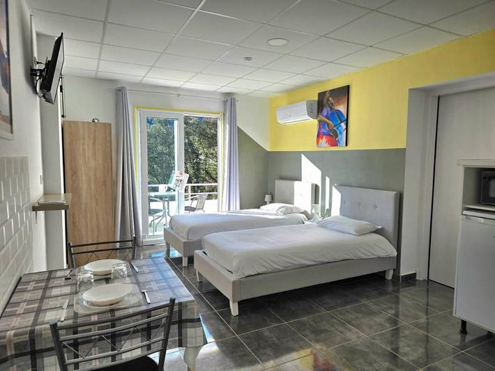 Location de vacances pour 2 personnes, avec balcon ainsi que vue et jardin à Montbolo - 2