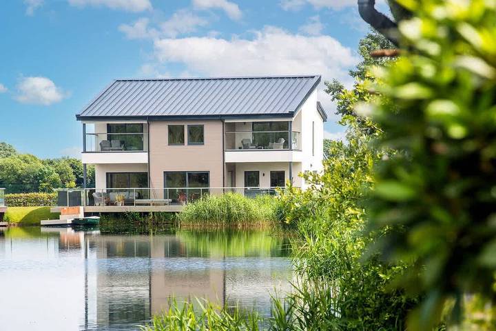At Waters Edge | Lakehouse, Hot Tub + Rowing Boat in Wiltshire
