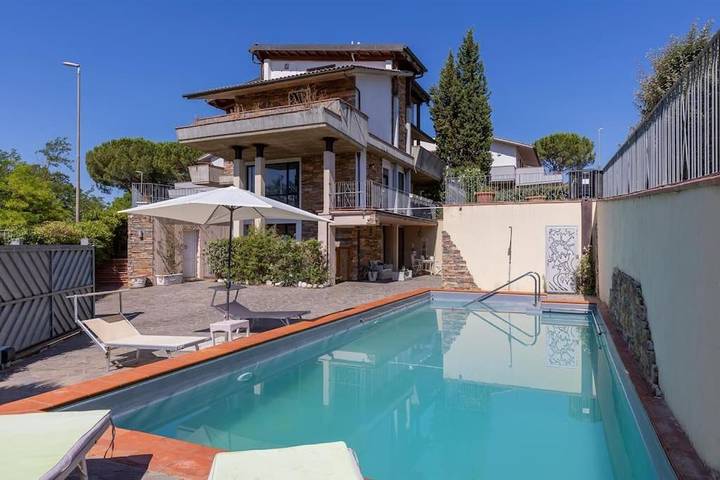 Appartamento per 4 persone, con Balcone e Terrazza nonché Giardino e Piscina a Poggibonsi