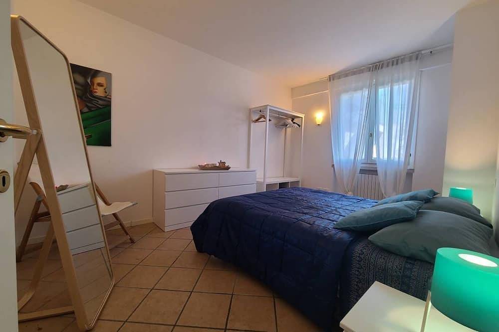 Geheel appartement, Sandra apartment with pool in Lonato, Garda Bergen