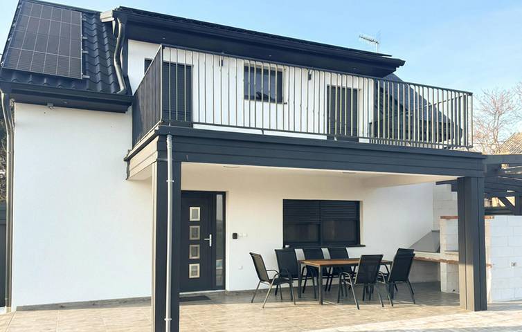 Ferienhaus für 6 Personen, mit Garten und Ausblick sowie Terrasse und Pool, kinderfreundlich