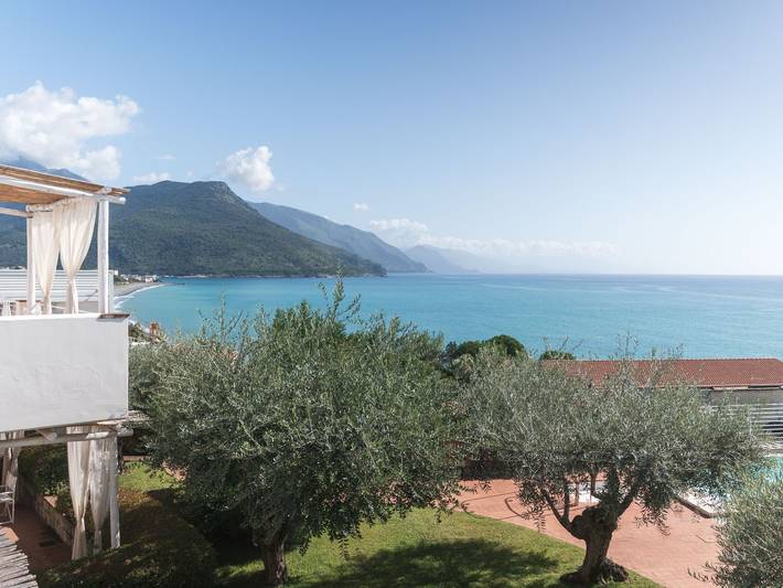 Ferienwohnung für 4 Personen, mit Terrasse und Garten sowie Pool