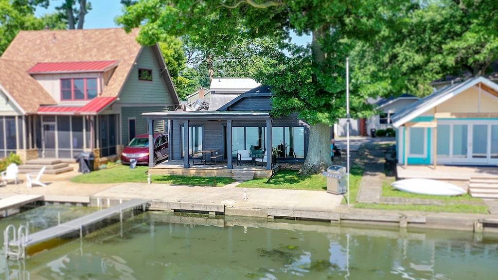 Roxie's Modern Lake Front House on the water! in Indian Lake