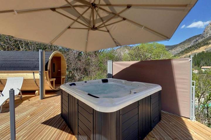 Camping pour 5 personnes, avec Terrasse et Jardin ainsi que Bassin pour enfant et Piscine