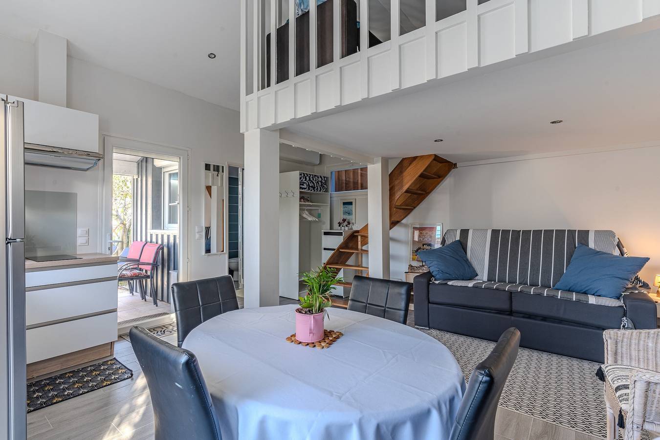 Appartement de vacances entier, Chalet "Studio Bassin D'Arcachon" avec piscine partagée, terrasse privée et Wi-Fi in La Teste-de-Buch, Région d'Arcachon