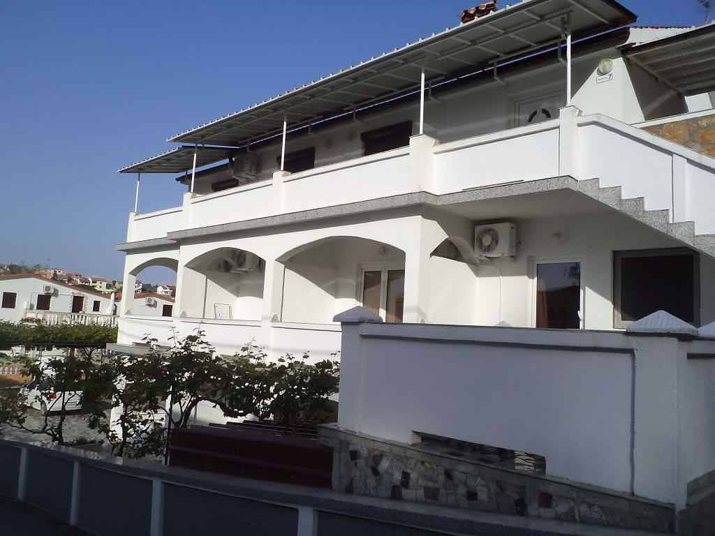 Ganze Ferienwohnung, Ferienwohnung 50 m von der Adria entfernt mit großer Terrasse  in Lopar, Rab