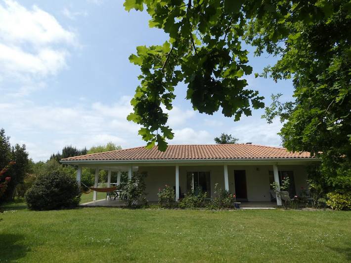 Gîte pour 6 personnes, avec Terrasse ainsi que Jardin et Vue à Biscarrosse