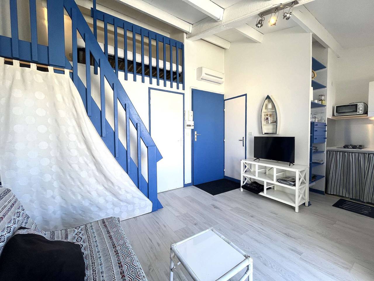 Entire apartment, 2-Bedroom Apartment with Air Conditioning and Parking - Gruissan in Gruissan (Ville), Gruissan