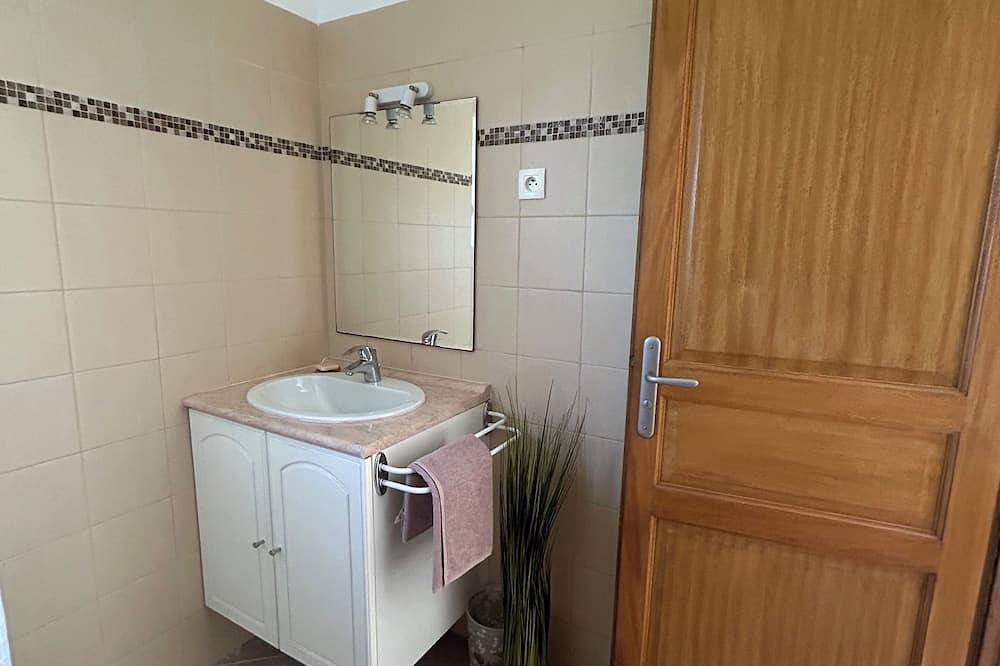 Ganze Wohnung, 30 m2 in a Villa - Grand Ajaccio in Peri, Ajaccio und Umgebung