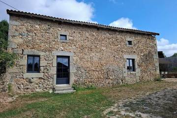 Gîte pour 6 personnes, avec jardin ainsi que terrasse et piscine à Bussière-Badil
