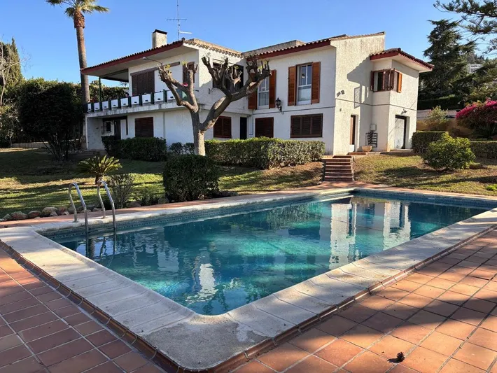 Casa de vacaciones para 7 personas, con vistas además de jardín y piscina - 1