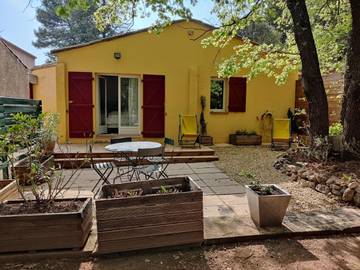 Location de vacances pour 2 personnes, avec jardin et terrasse ainsi que vue et piscine à Meyreuil