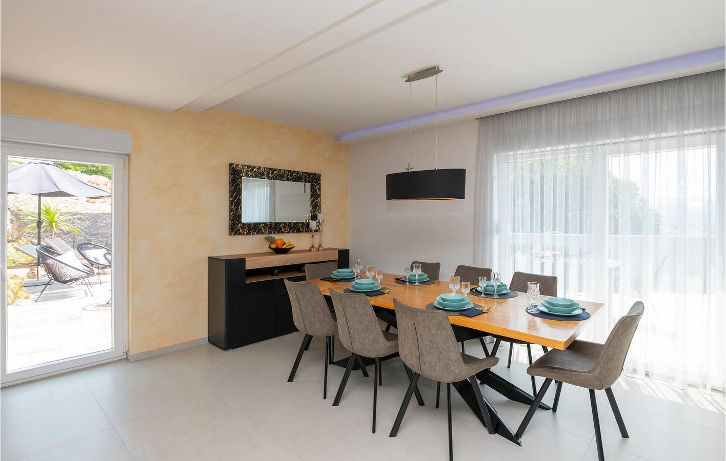 Modernes Apartment mit Pool, Parkplatz, Terrasse & WiFi in Imotski, Makarska Riviera