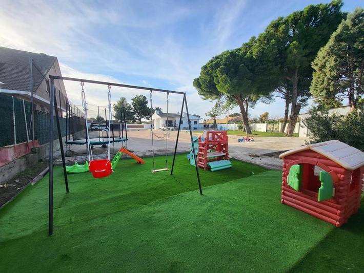 Location de vacances pour 10 personnes, avec terrasse ainsi que jardin et piscine, animaux acceptés à El Viso de San Juan