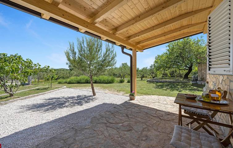 Gemütliche Ferienwohnung mit Terrasse, Küche, WLAN und Parkplatz in Skradin, Šibenik-Knin