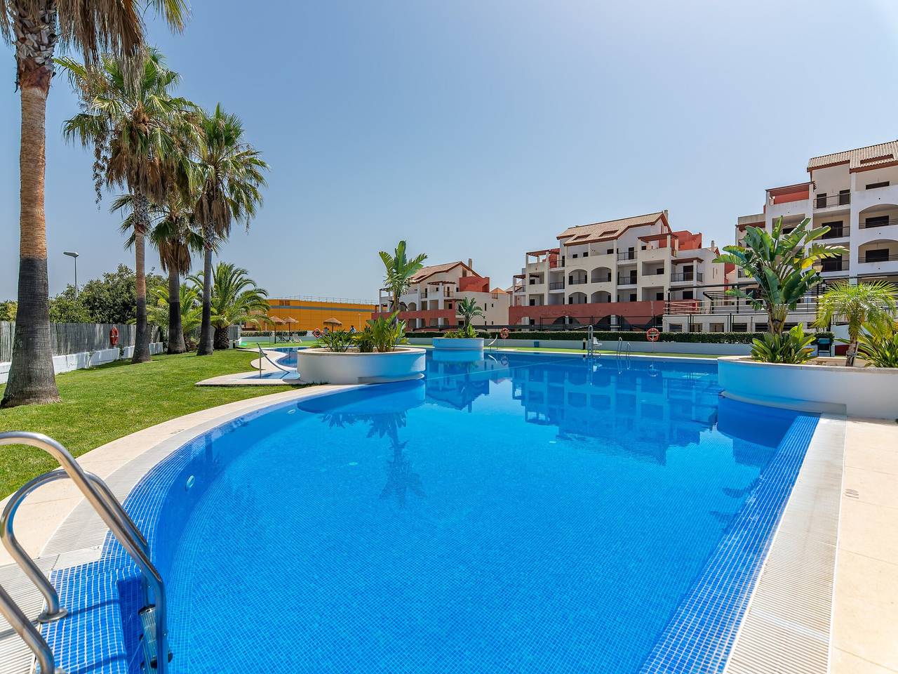 Apartamento inteiro, Apartamento de férias para 6 pessoas com jardim in Urbanizacion Costa Esuri, Ayamonte