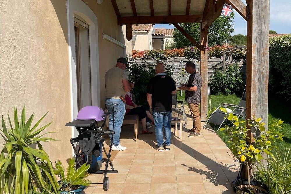 Un havre de paix moderne au cœur d'un jardin, près de Carcassonne in Leuc, Région de Carcassonne