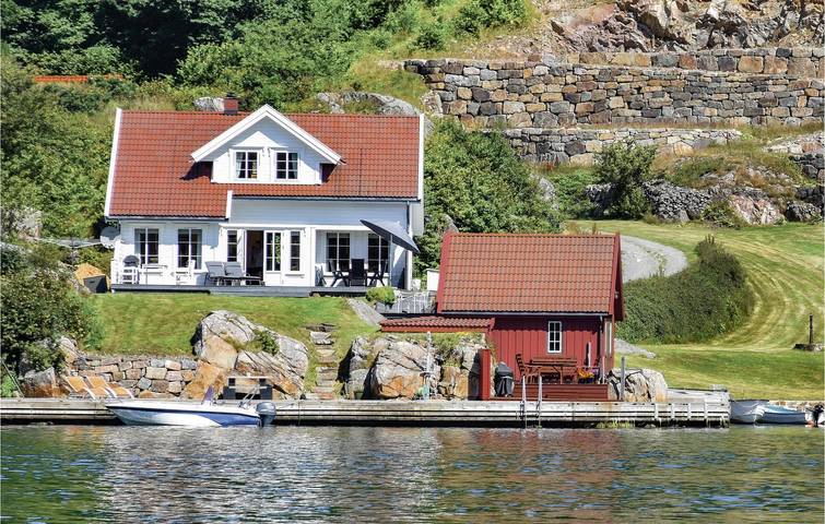 Feriehus for 10 personer, med terrasse og jacuzzi i Lyngdal