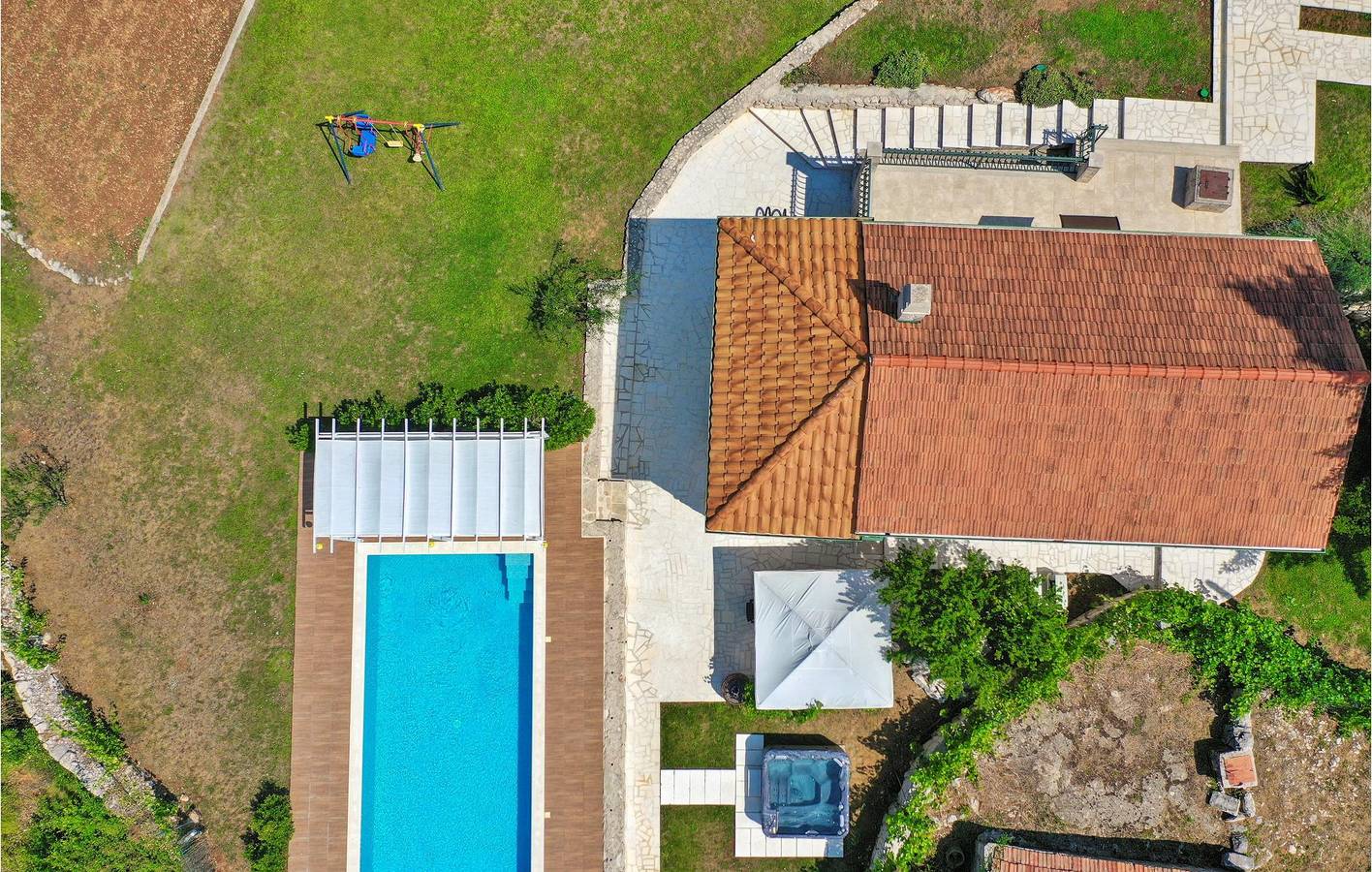Geräumige 2-Zimmer-Wohnung mit Pool, Terrasse und WLAN in Zagvozd, Makarska Riviera