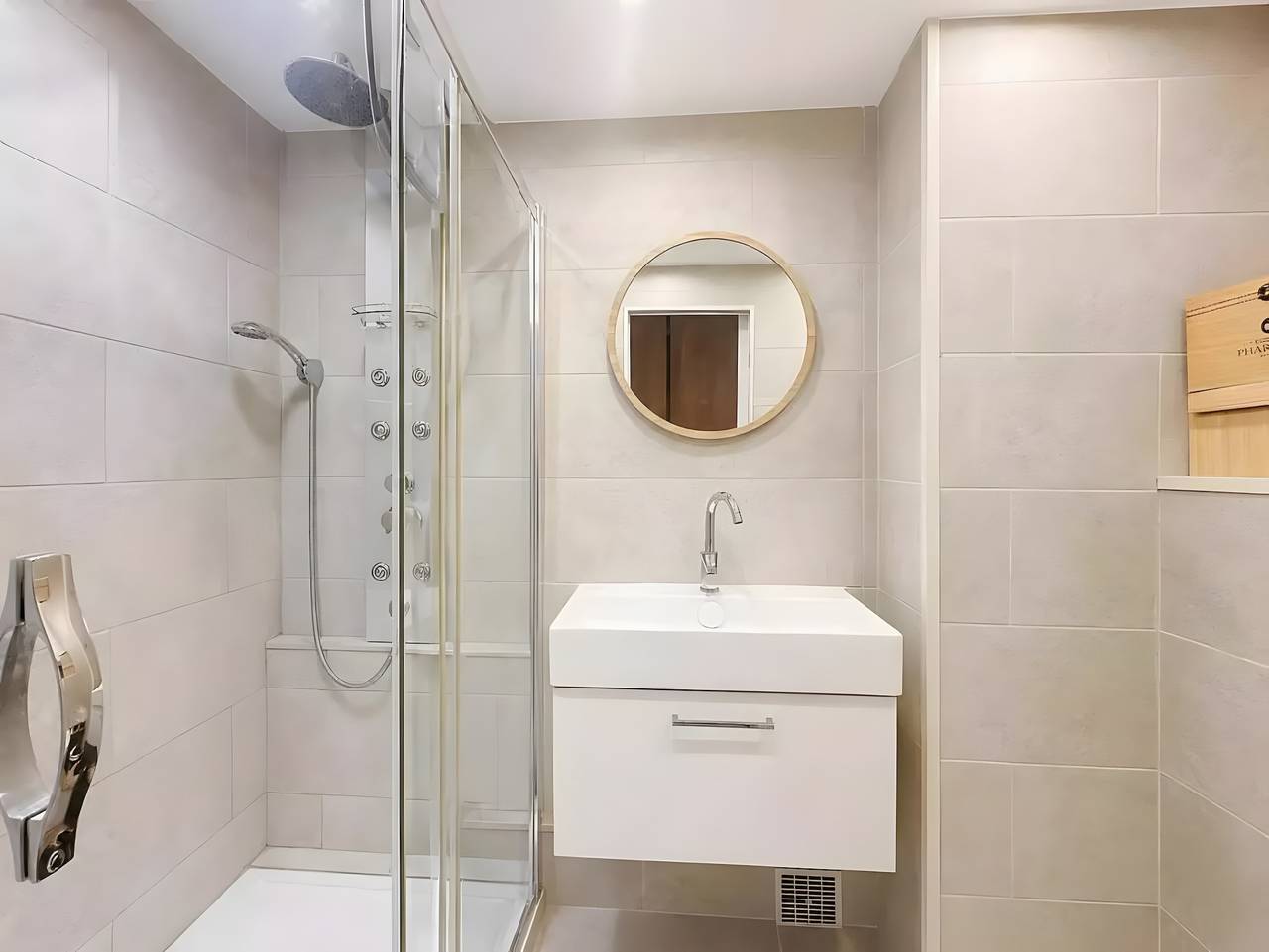 Ganzes Studio, Appartement „Le Balcon Des Arènes“: Bergblick, Gemeinschaftspool und Wlan in Frejus, Mittelmeerküste (Frankreich)