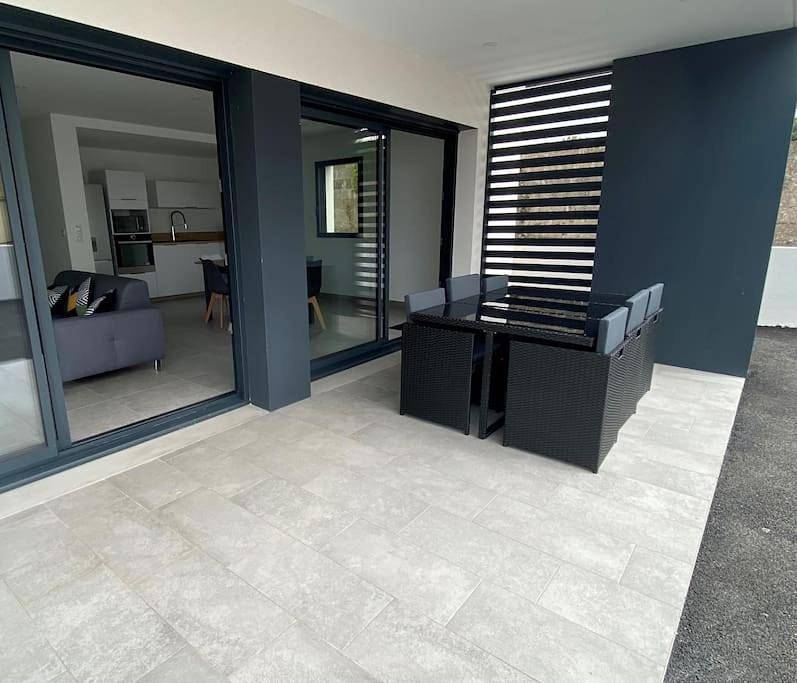Ganze Wohnung, Appartement Rdc avec grande terrasse et parking in Ploemeur, Côte des Mégalithes