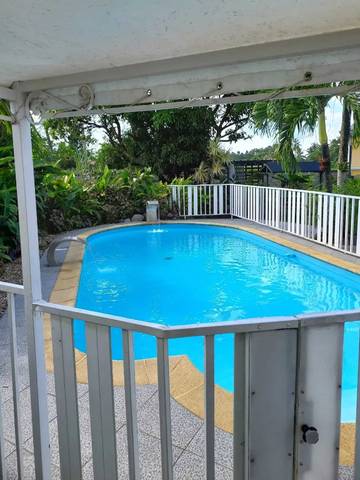 Location de vacances pour 3 personnes, avec piscine et terrasse à Sainte-Rose