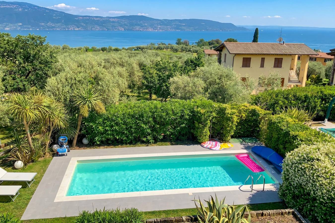 Appartamento intero, Casa Oleandri Shared Pool & Lake View in Maderno, Toscolano-Maderno