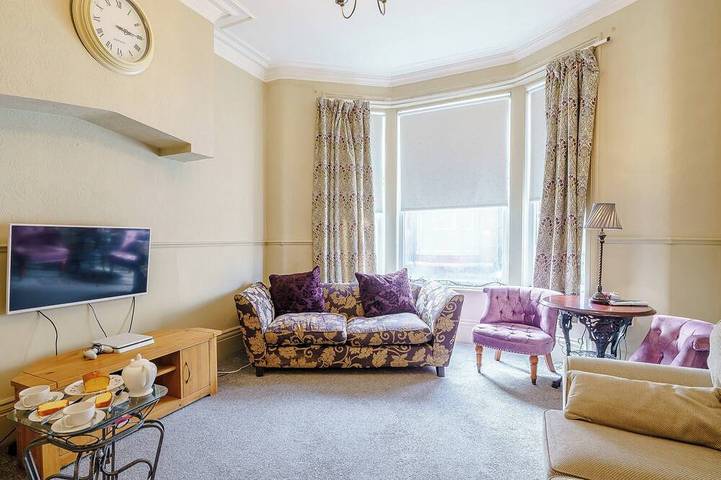 Cottage for 19 people, with hot tub and garden in Blackpool