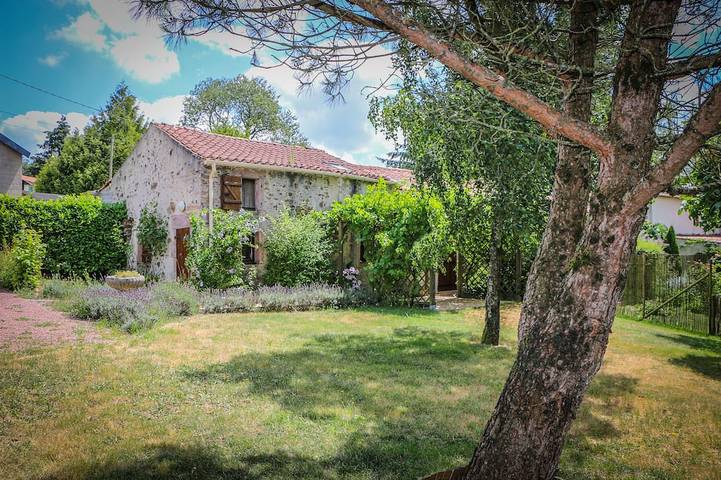 Location de vacances pour 6 personnes, avec Terrasse ainsi que Jardin et Piscine à Cheffois